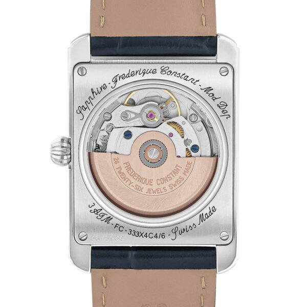 Eine Nahaufnahme des transparenten Gehäusebodens einer Frederique Constant Classics Carree Moonphase Automatic, die das komplizierte mechanische Uhrwerk, den eingravierten Text, die sichtbaren Zahnräder und das braune Lederarmband zeigt.