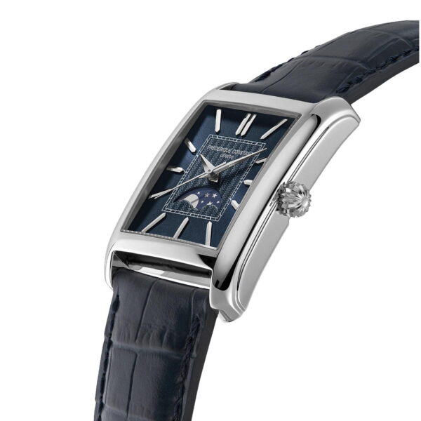 Die Frederique Constant Classics Carree Moonphase Automatic ist eine rechteckige, silberne Armbanduhr mit blauem, strukturiertem Zifferblatt, silbernen Indexen, Mondphasenanzeige und einem dunkelblauen Lederarmband mit Krokodilmuster.
