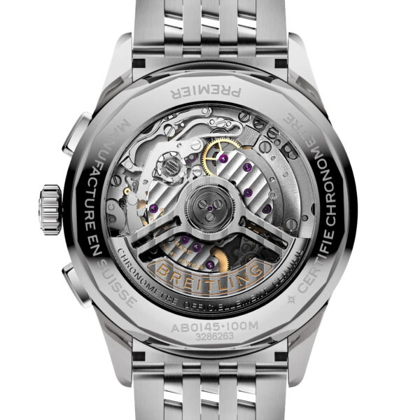 Nahaufnahme der Rückseite eines Breitling Premier B01 Chronographen, die das komplizierte mechanische Uhrwerk und die eingravierten Details auf dem Metallgehäuse und -armband, einschließlich der sichtbaren Seriennummern und Zertifizierungszeichen, hervorhebt.