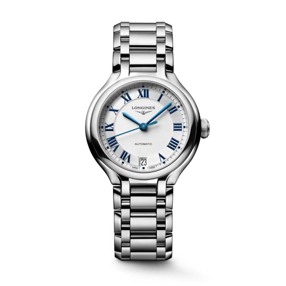 Die Longines PrimaLuna ist eine Armbanduhr aus Edelstahl mit einem silbernen Zifferblatt, blauen römischen Ziffern und Zeigern, einem Datumsfenster bei 3 Uhr und einem polierten Metallarmband.