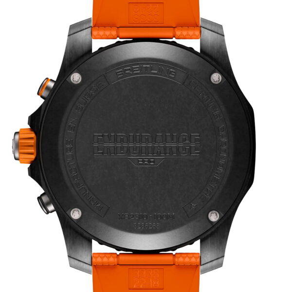 Die Rückseite einer Breitling Professional Endurance Pro 44 mit orangefarbenem Armband zeigt eingravierte Texte und Details, die in einem kreisförmigen Muster um den schwarzen Gehäuseboden angeordnet sind.