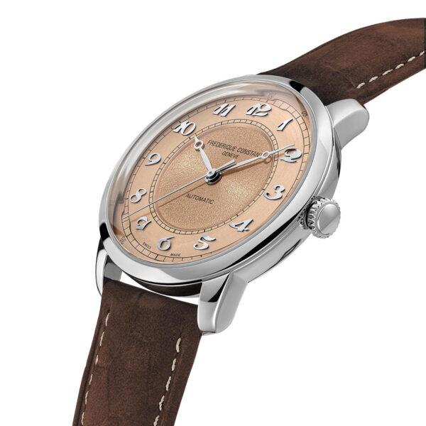 Die Frederique Constant Classics Premiere verfügt über ein braunes Lederarmband, ein roségoldenes Zifferblatt, silberne arabische Ziffern, silberfarbene Zeiger und ein poliertes silbernes Gehäuse in einem eleganten, klassischen Design.