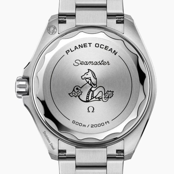 Auf der Rückseite der OMEGA Seamaster Planet Ocean 600M ist ein Seepferdchen eingraviert, zusammen mit den Markierungen PLANET OCEAN", Seamaster" und 600m/2000ft".