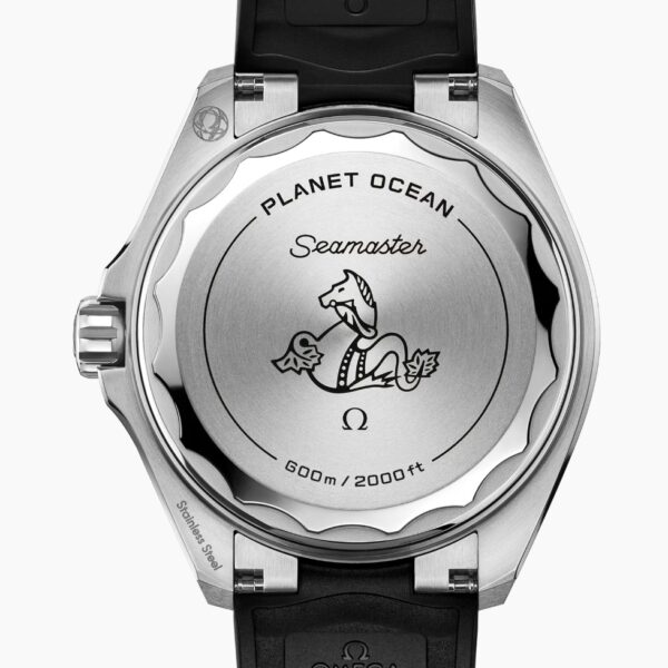 Die OMEGA Seamaster Planet Ocean 600M hat ein schwarzes Armband und einen Gehäuseboden, auf dem ein Seepferdchen, das Omega-Logo und PLANET OCEAN Seamaster 600m / 2000ft" eingraviert sind.