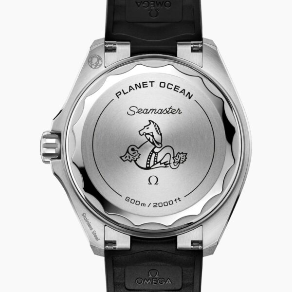 Die Rückseite der OMEGA Seamaster Planet Ocean 600M zeigt ein Metallgehäuse mit eingraviertem Seepferdchen-Logo, PLANET OCEAN", Seamaster" und 600m/2000ft"; auch das schwarze Armband ist zu sehen.