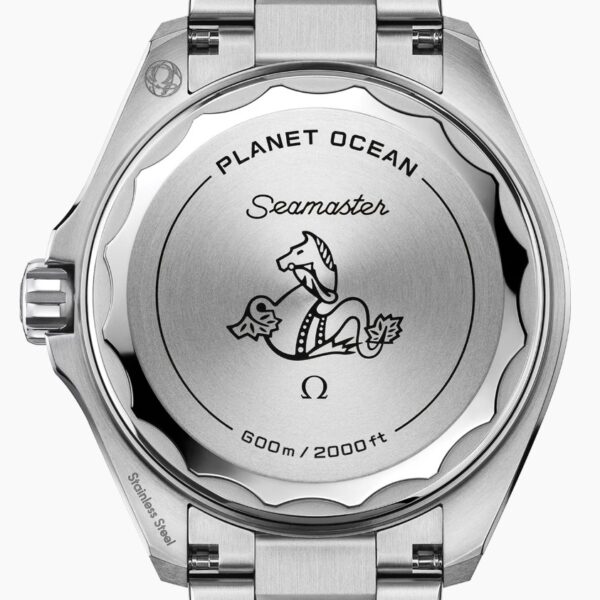 Die Rückseite der OMEGA Seamaster Planet Ocean 600M zeigt ein eingraviertes Seepferdchen, "Seamaster", "PLANET OCEAN" und "600m / 2000ft", gepaart mit einem Edelstahlarmband.