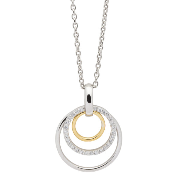 Die Swinging Silver Halskette Bridesmaid besteht aus einer Silberkette mit einem Anhänger aus drei ineinander greifenden Kreisen: einem kleinen goldenen Kreis, einem mittelgroßen silbernen Kreis, der mit Edelsteinen verziert ist, und einem großen schlichten silbernen Kreis.