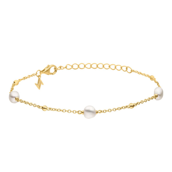 Das Baroque Flair Armband Adeline ist ein zartes goldenes Kettenarmband mit gleichmäßig verteilten weißen Perlen, kleinen goldenen Perlen, einem verstellbaren Gliederverschluss und einem kleinen Anhänger in der Nähe des Verschlusses.