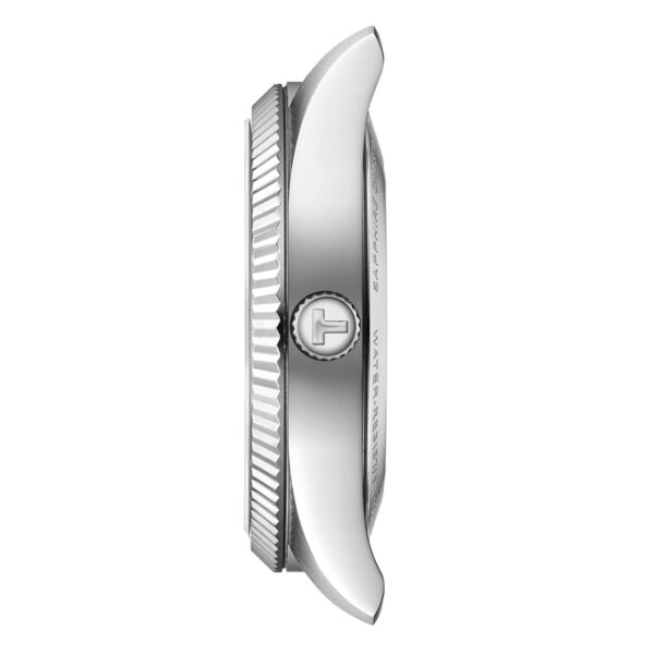 Seitenansicht des silbernen Gehäuses der Tissot Ballade 39MM mit strukturierter Lünette, Krone mit "T"-Logo und eingraviertem Text auf weißem Hintergrund.