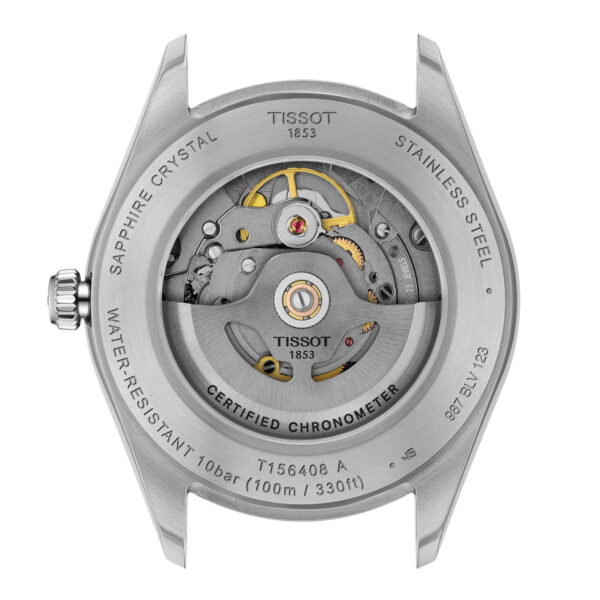 Nahaufnahme des Bodens der Tissot Ballade 39MM, die durch einen transparenten Saphirglasboden ihr detailliertes mechanisches Uhrwerk offenbart. Auf dem Edelstahlgehäuse sind die Angaben zur Wasserdichtigkeit und Zertifizierung eingraviert.