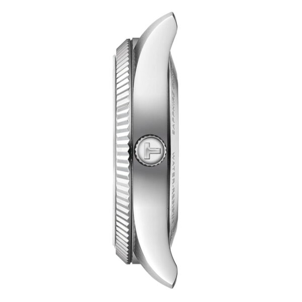 Seitenansicht des silbernen 39-mm-Gehäuses der Tissot Ballade Armbanduhr mit strukturierter Lünette, glattem, gewölbtem Gehäuse und Krone mit kreisförmigem Logo. Die eingravierten Markierungen sind teilweise auf dem Gehäuserand sichtbar.