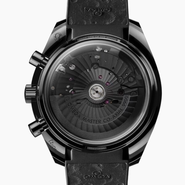 Rückansicht der OMEGA Speedmaster Dark Side of the Moon, die ihr mechanisches Uhrwerk durch einen transparenten Gehäuseboden zeigt; das schwarze Armband und Gehäuse weisen ein von der Mondoberfläche inspiriertes Strukturmuster auf.