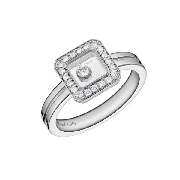 Der Chopard Happy Diamonds Ring Weite 53 ist ein Silberring mit quadratischer Fassung, einem runden Diamanten in der Mitte, der von kleineren Diamanten umgeben ist, und der Gravur "Chopard" in der reflektierenden Fassung.