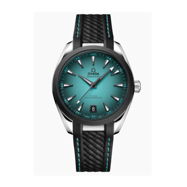 Die OMEGA Seamaster Aqua Terra 150M verfügt über ein Zifferblatt mit blaugrünem Farbverlauf, silberne Indexe, schwarze und blaugrüne Zeiger, ein Datumsfenster bei 6 Uhr und ein schwarzes, strukturiertes Armband mit blaugrünen Nähten. Auf dem Zifferblatt ist das Omega Seamaster-Logo zu sehen.
