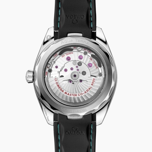 Die Rückansicht der OMEGA Seamaster Aqua Terra 150M zeigt ihr offenes mechanisches Uhrwerk durch einen transparenten Gehäuseboden. Sichtbare Zahnräder und Gravuren sind zu sehen, gepaart mit einem schwarzen Lederarmband mit blauen Nähten.