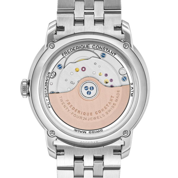 Das Bild zeigt die Rückseite einer Frederique Constant Classics Premiere Uhr mit Edelstahlgehäuse, durchsichtigem Boden mit sichtbarem Uhrwerk, graviertem rosa Rotor, Metallarmband und detaillierten Gravuren.