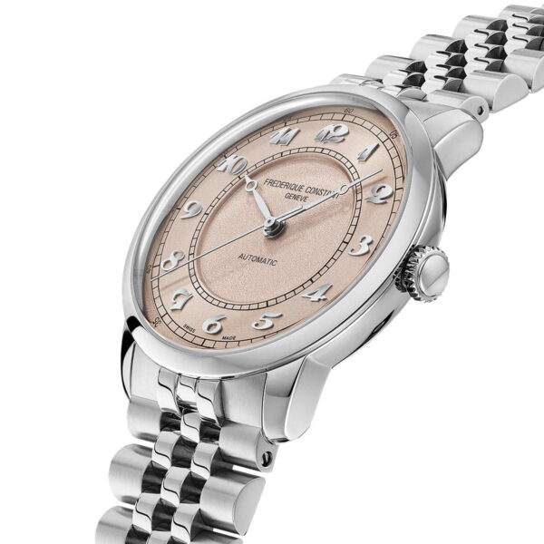 Die Frederique Constant Classics Premiere ist eine luxuriöse Armbanduhr mit einem rosafarbenen Zifferblatt, silbernen arabischen Ziffern und einem Edelstahlarmband. Auf dem Zifferblatt stehen "Frederique Constant Geneve" und "Automatic", was ihr elegantes Design unterstreicht.