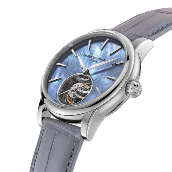 Die Frederique Constant Manufacture Classic Tourbillon verfügt über ein blaues Perlmuttzifferblatt, silberne Indexe, ein offenes mechanisches Uhrwerk, ein poliertes silbernes Gehäuse und ein hellgraues Lederarmband.