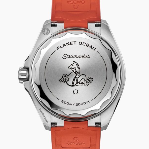Das Bild zeigt die Rückseite einer OMEGA Seamaster Planet Ocean 600M mit einem orangefarbenen Armband, auf dem ein Seepferdchen, das OMEGA-Logo und der Text PLANET OCEAN Seamaster 600m/2000ft" eingraviert sind.