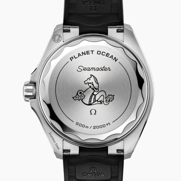 Auf der Rückseite der OMEGA Seamaster Planet Ocean 600M ist ein Metallboden mit einem eingravierten Seepferdchen, PLANET OCEAN", Seamaster", 600m/2000ft" und dem Omega-Schriftzug zu sehen; das schwarze Armband ist teilweise sichtbar.