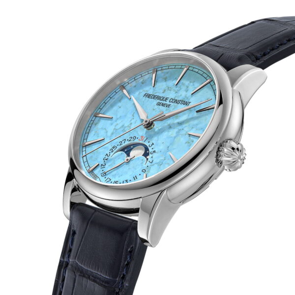 Die Frederique Constant Manufacture Classic Moon Date ist eine Luxusuhr mit türkisblauem Zifferblatt, silbernem Gehäuse, schwarzem Lederarmband, silbernen Indexen, Mondphasenanzeige und dem Frederique Constant Branding.
