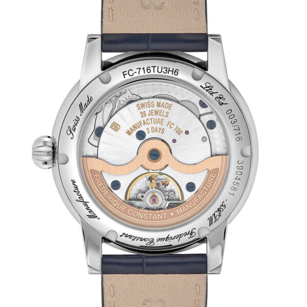 Rückansicht der Frederique Constant Manufacture Classic Moon Date Armbanduhr mit offenem Automatikwerk, "SWISS MADE", "26 JEWELS" und anderen Angaben, mit Lederarmband und detaillierten Gravuren auf dem Metallgehäuse.