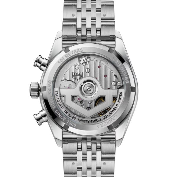 Die Rückseite der TAG Heuer Carrera offenbart ihr Automatikwerk durch einen transparenten Gehäuseboden mit eingraviertem Text und einem silbernen Edelstahlarmband.