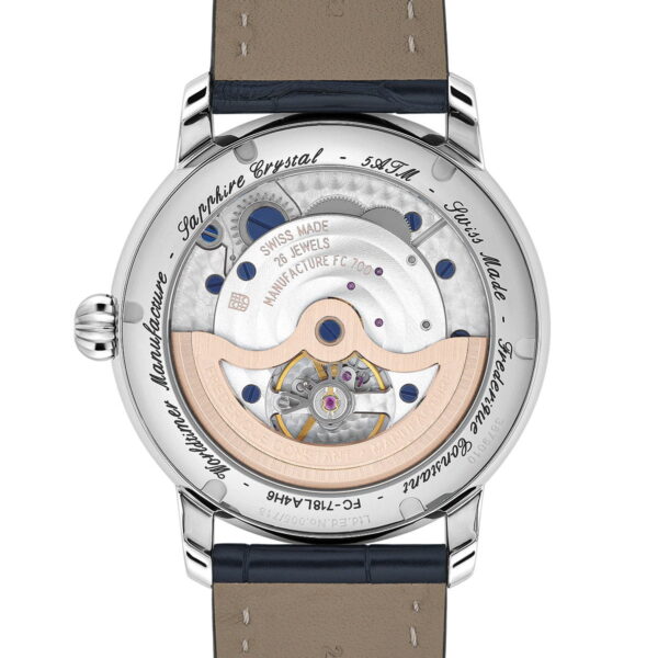 Die Rückansicht der Frederique Constant Manufacture Classic Worldtimer zeigt den transparenten Gehäuseboden, das freiliegende Automatikwerk, die gravierten Randdetails, das Lederarmband und die sichtbaren mechanischen Teile.
