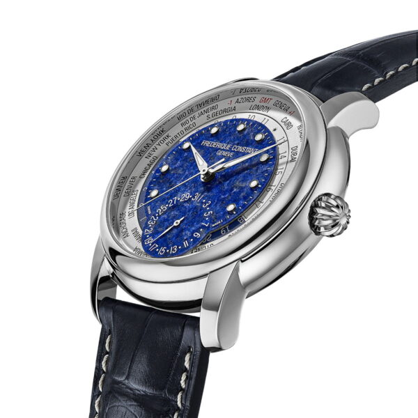 Die Frederique Constant Manufacture Classic Worldtimer verfügt über ein blaues, sternförmiges Zifferblatt, silberne Zeiger, Städtenamen auf dem äußeren Ring, ein poliertes silbernes Gehäuse und ein schwarzes Lederarmband mit weißer Naht.