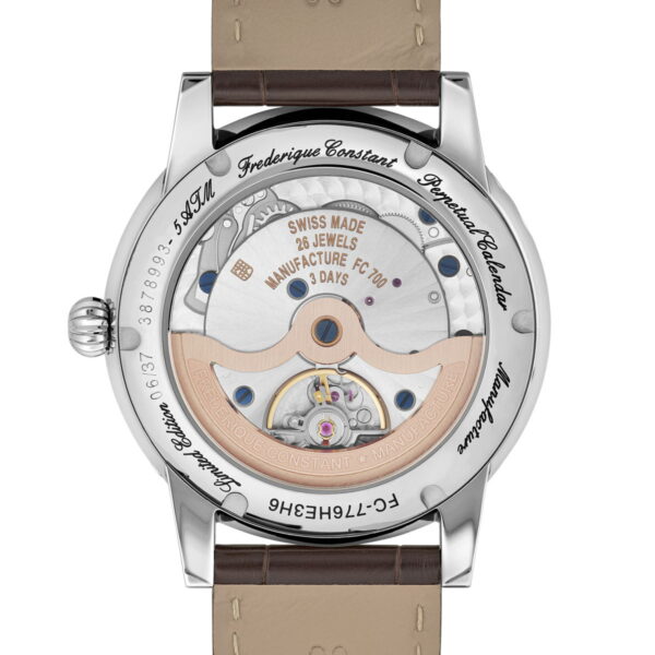 Nahaufnahme der Frederique Constant Manufacture Classic Perpetual Calendar mit ihrem komplizierten mechanischen Uhrwerk in einem Edelstahlgehäuse mit Gravuren und einem beigen Lederarmband.