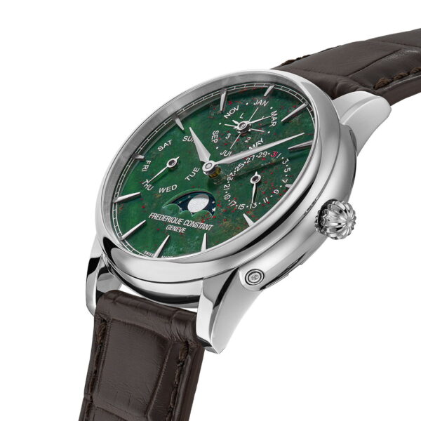 Die Frederique Constant Manufacture Classic Perpetual Calendar Armbanduhr verfügt über ein grünes Zifferblatt, ein silbernes Gehäuse, mehrere Hilfszifferblätter und ein braunes Lederarmband, das schräg auf einem weißen Hintergrund angebracht ist.