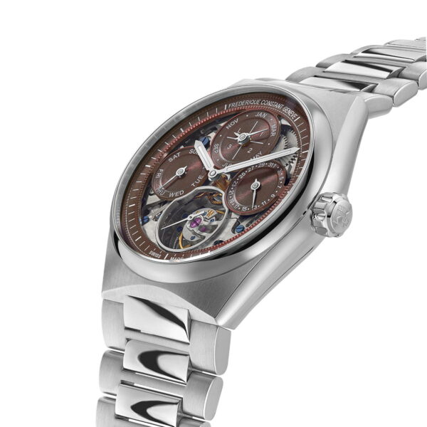 Die Frederique Constant Highlife Tourbillon Perpetual Calendar, eine silberne Luxusuhr mit Metallarmband und braunem Zifferblatt mit mehreren Indizes und sichtbarer Mechanik, ist schräg auf einem weißen Hintergrund fotografiert.