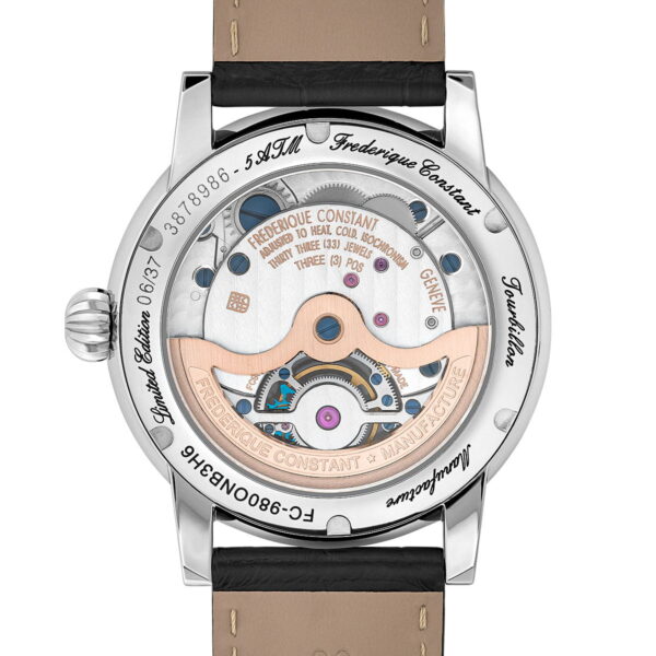 Nahaufnahme der Rückseite einer Frederique Constant Manufacture Classic Tourbillon, die das freiliegende Automatikwerk mit seinen komplizierten Zahnrädern und Gravuren zeigt. Das Gehäuse ist aus Edelstahl und wird durch ein braunes Lederarmband ergänzt.