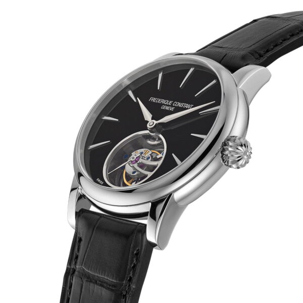 Die Frederique Constant Manufacture Classic Tourbillon ist eine luxuriöse Armbanduhr mit schwarzem Lederarmband, schwarzem Zifferblatt mit silbernen Indexen, einem sichtbaren Tourbillon bei 6 Uhr und einem polierten silbernen Gehäuse mit dem Markennamen auf dem oberen Zifferblatt.