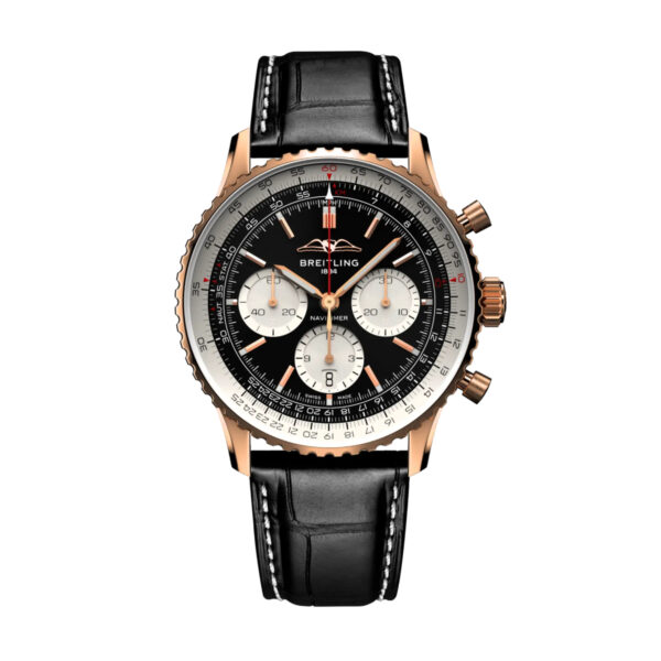 Eine Breitling Navitimer B01 Chronograph 43 mit schwarzem Zifferblatt, drei weißen Ziffernblättern, goldenem Gehäuse, schwarzem Lederarmband und weißen Nähten wird auf weißem Hintergrund gezeigt.