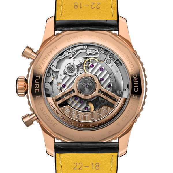 Nahaufnahme des Bodens der Breitling Navitimer B01 Chronograph 43, die durch einen transparenten Gehäuseboden ihr kompliziertes mechanisches Uhrwerk zeigt, mit eingraviertem Text auf dem äußeren Rand und einem gelben Innenband.