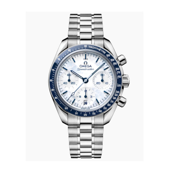 Die OMEGA Speedmaster 38 ist eine Edelstahlarmbanduhr mit einer blauen Tachymeterlünette, einem weißen Zifferblatt mit drei Unterzifferblättern und einem Metallgliederarmband, das vor einem schlichten weißen Hintergrund abgebildet ist.