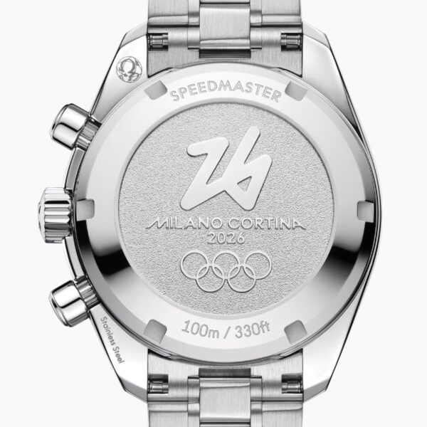 Nahaufnahme der Rückseite einer OMEGA Speedmaster 38 mit dem Logo der Olympischen Winterspiele Milano Cortina 2026, den olympischen Ringen und der Kennzeichnung der Wasserdichtigkeit (100m/330ft).