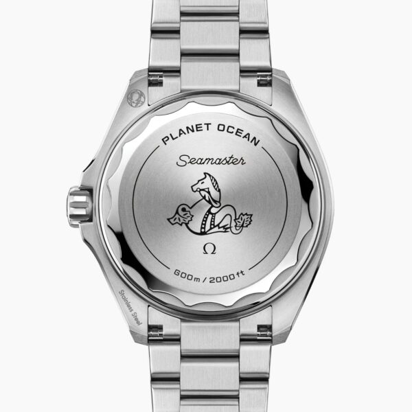 Rückansicht einer OMEGA Seamaster Planet Ocean 600M mit graviertem Gehäuseboden aus Edelstahl mit Seepferdchenmotiv, Seamaster"-Schriftzug und einer Wasserdichtigkeit von 600m/2000ft.