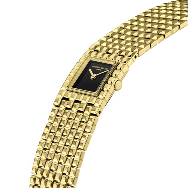 Die Frederique Constant Classics Manchette ist eine luxuriöse goldene Armbanduhr mit schwarzem, quadratischem Zifferblatt, goldenen Zeigern und einem goldenen Maschenarmband, das sich schräg vor einem weißen Hintergrund abzeichnet.