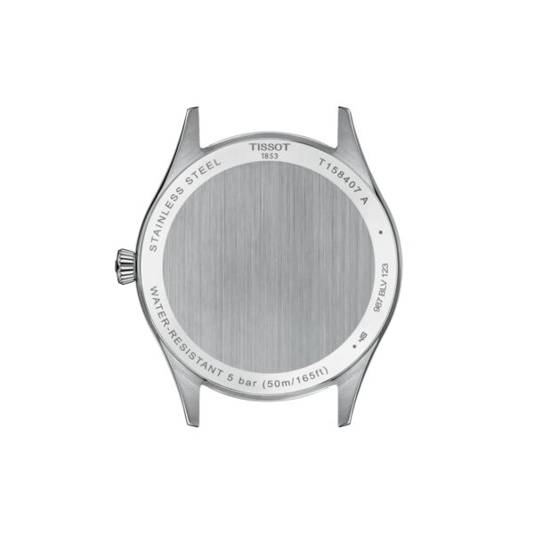 Ein Tissot Classic Dream 40-mm-Gehäuseboden aus Edelstahl, graviert mit der Marke, der Modellnummer T115407A, 5 bar/50m/165ft Wasserdichtigkeit und "stainless steel". Die Krone befindet sich auf der linken Seite.