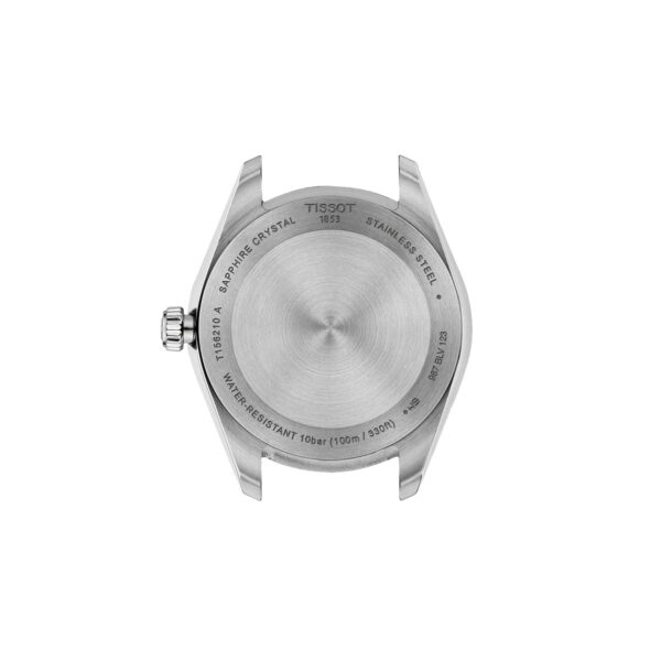 Das Bild zeigt die Rückseite eines 34-mm-Edelstahlgehäuses der Tissot Ballade mit Gravuren wie "Saphirglas", "Edelstahl", "Wasserdicht 100 m" und einer Seriennummer auf weißem Hintergrund.