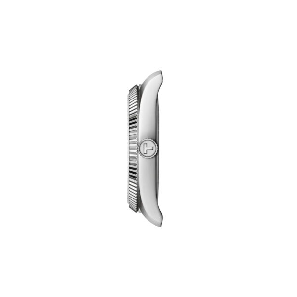 Seitenansicht der Tissot Ballade 34 mm in Silber mit geriffelter Lünette und einer Krone mit eingraviertem Logo auf weißem Grund.