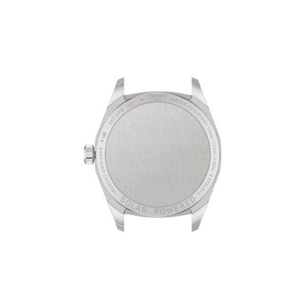 Die Tissot PRC 100 Solar 34 mm verfügt über einen silberfarbenen, gebürsteten Metallboden mit graviertem Rand, Saphirglas, Solarbetrieb, Wasserdichtigkeit und die Marke Tissot sowie eine sichtbare Krone auf der linken Seite.