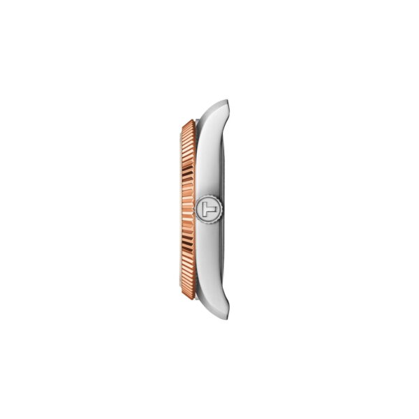 Seitenansicht des 34-mm-Gehäuses der Tissot Ballade Armbanduhr mit silbernem Gehäuse, roségoldener kannelierter Lünette und Krone mit geprägtem Logo auf weißem Hintergrund.