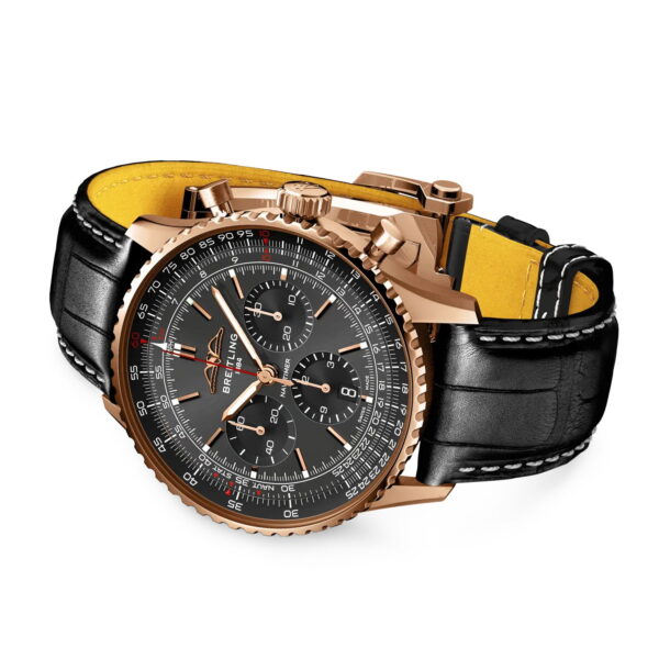 Die Breitling Navitimer B01 Chronograph 43 verfügt über ein schwarzes Zifferblatt, ein Gehäuse aus Roségold, ein schwarzes Lederarmband mit weißer Naht und gelber Unterseite, mehrere Hilfszifferblätter, Chronographenfunktionen und eine strukturierte Lünette.