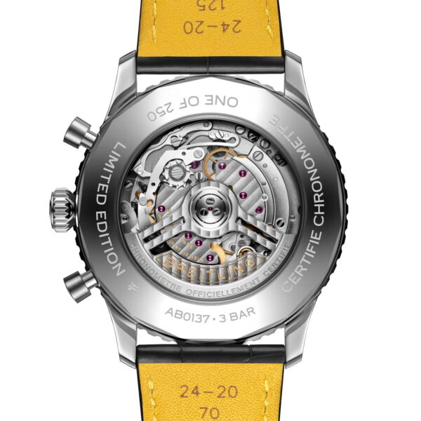 Die Rückansicht der Breitling Navitimer B01 Chronograph 46 Limited Edition zeigt durch das transparente Gehäuse hindurch ihr komplexes mechanisches Räderwerk, mit eingraviertem Text auf dem Metallrand und einem gelben Lederarmband mit Zahlen.