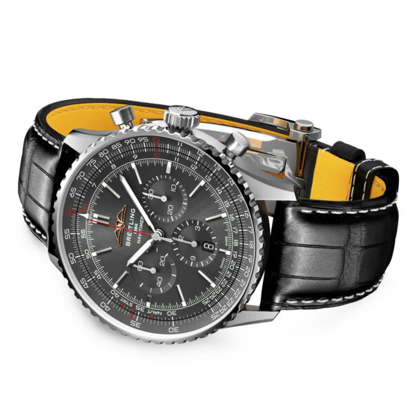 Die Breitling Navitimer B01 Chronograph 46 Limited Edition zeichnet sich durch ein schwarzes Zifferblatt mit drei Hilfszifferblättern, eine silberne Lünette und ein schwarzes Lederarmband mit weißen Nähten und gelber Innenseite aus, das raffinierte Details und sportliche Eleganz bietet.