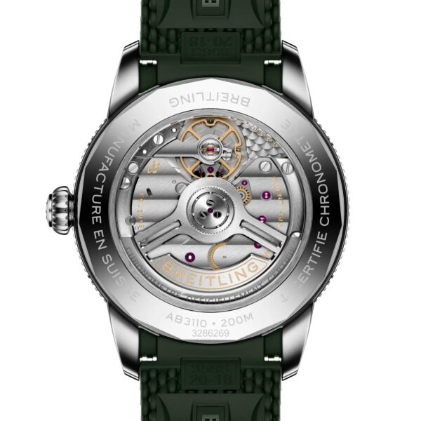 Die Rückansicht der Breitling Superocean Heritage B31 Automatic 40 zeigt ihr kompliziertes mechanisches Uhrwerk mit der Aufschrift "BREITLING" und sichtbaren Zahnrädern sowie ein grünes Kautschukarmband mit Textur. Modelldetails und technische Daten sind rund um das Gehäuse eingraviert.