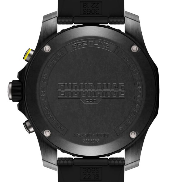 Auf der Rückseite einer Breitling Endurance Pro 44 sind auf dem schwarzen, runden Gehäuse mit schwarzem Kautschukarmband Details wie der Markenname, das Modell, die Wasserdichtigkeit und die Seriennummer eingraviert.